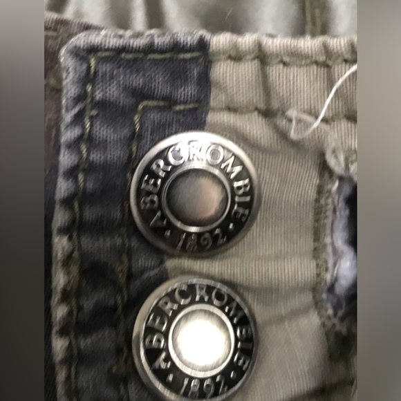 Abercrombie size 2 Camouflage Cargo Pants lots of beautiful details Pockets - Picture 8 of 16